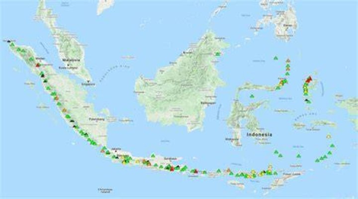 how many active volcanoes in indonesia