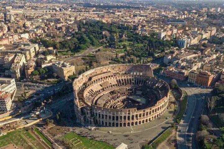 how tall is the roman colosseum